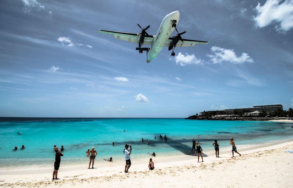 Avión aterrizando en la playa. Singularia.Foto de Ramon Kagie en Unsplash