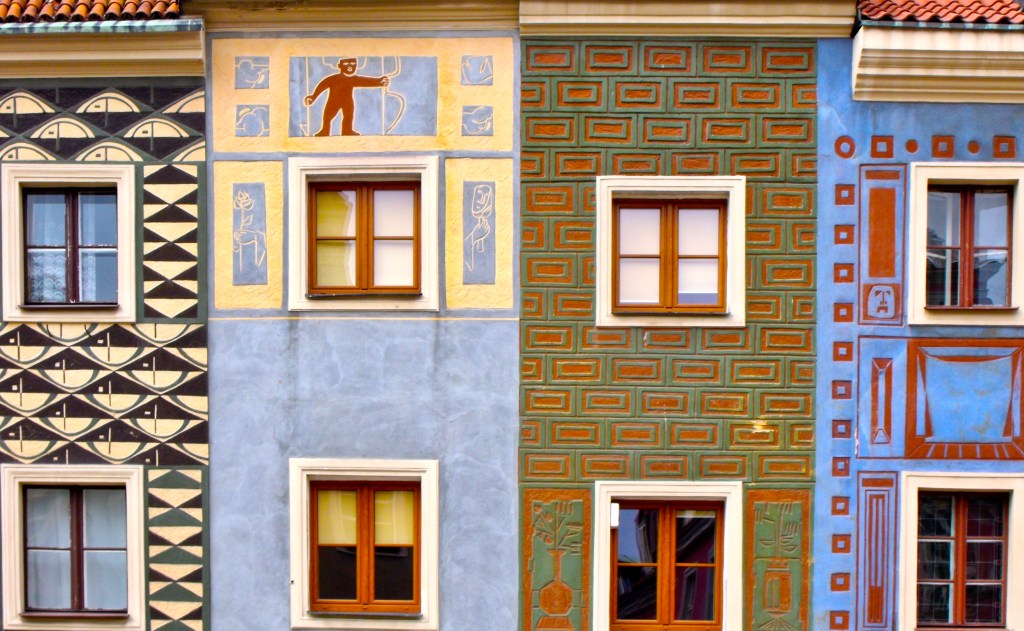 Detalles de la plaza más colorida de Europa